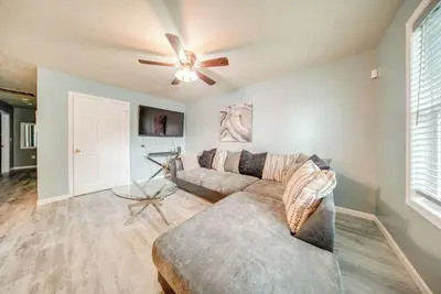 Image de Quaint Erie Home w/ Smart TVs & Yard: 3 Mi to Lake