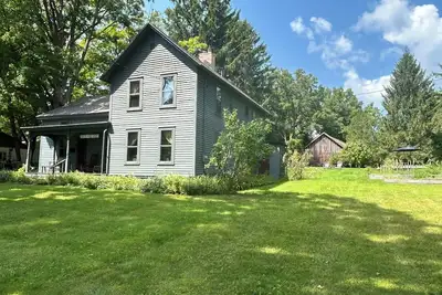 Image de Charming 3-bedroom farmhouse in welcoming Skaneateles, short walk to village.
