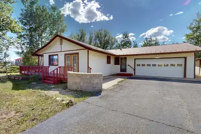 Image de Stunning cabin w/ mountain & lake views, private W/D, near outdoor activities