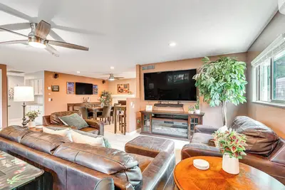 Image de Roomy Tucson Home w/ Hot Tub & Pickleball Court!