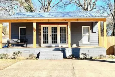 Image de Bison Home, no cleaning fee. 1 block from Harding
