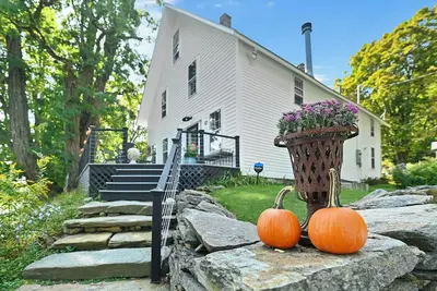 Image de 100 mile view Chic Farmhouse!