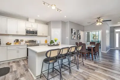 Spacious 5-bedroom townhome with Ac and WiFi in wonderful Arlington