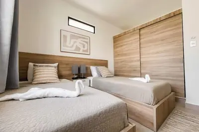 Image de 3b New, elegant and just steps from the beach\n\n
