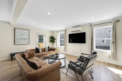 Image de Modern Family Retreat | Near Downtown Hartford | Sleeps 10