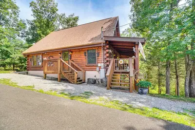 Image de Cozy Cabin w/ Hot Tub < Half-Mi to Douglas Lake!