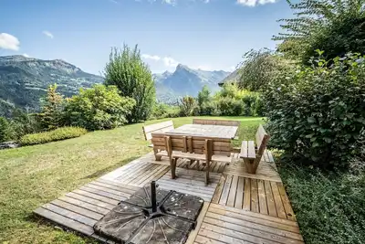 Chalet 'Familial - Le Laquis' avec vue sur la montagne, terrasse privée et Wi-Fi