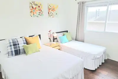 Image de Updated 2bdrm Condo - Walk to Train!