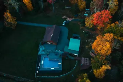 Image de Peaceful 3-Bedroom Log Cabin Retreat in the Heart of Idyllic Sparrow Bush Ny