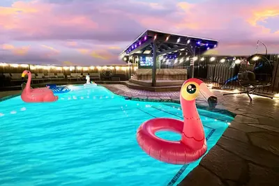 Image de Luxury Villa • Sleeps 40+ Pool•Grill•Arcades•6 Tv’s•Playground•. 5 Acre