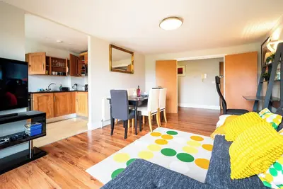 Image de Exceptionally Large beautifully decorated 2 Bedroom Apt. Free Parking. Sleep 6