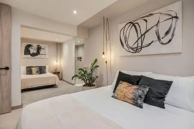 Image de Room with 2 beds, private bathroom & Ac in Manila