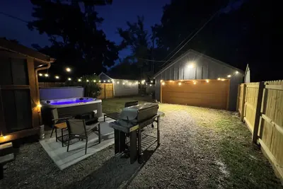 Image de Broad Ripple: Hot Tub, Patio Heater, Monster Jam Fun-Circle of Stars