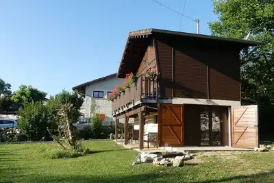 Chalet dans le Revermont, proche des sentiers de randonnées. Pour 2 personnes.