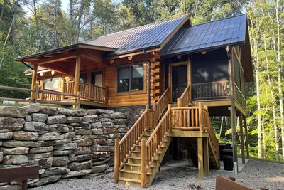 Image de \"Hilltop Hideaway\"  - A \"Gem\" in beautiful Hocking Hills!