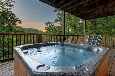 Image de Amazing 3bd Cabin w/ Pool Table! Hot Tub + Views!