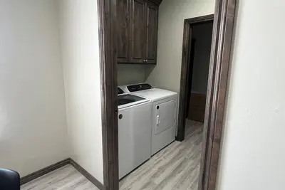 Image de Charming 5-bedroom Lake side in Colony Ok Unit #1