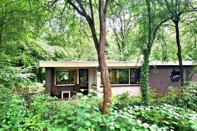 Image de Charming 2-bedroom bungalow with WiFi and Ac in a quite forest