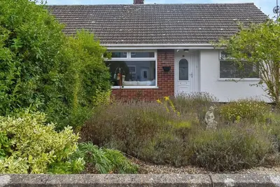 Image de Lovely and bright bungalow in walking distance to sea and amenities.
