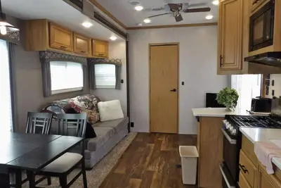 Image de Come and Stay at the Island  this Property adjoins Island Paradise.