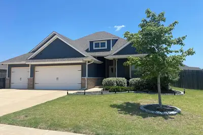 Image de Spacious new 4-bedroom house with jetted tub, large backyard and outdoor Tv