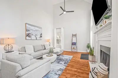 Image de Discover Daphne's mystery cottage: Golf Course, Yacht Club, pool retreat!