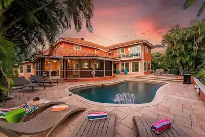 Image de 5br Luxury Bay View! Pool! Spa! Game Room! Playset