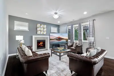 Image de B16: Henna Villa: Corner lot, fenced, main w Br bath