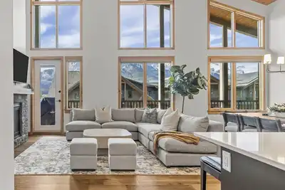 Image de Luxurious Wrap-Around Corner Penthouse