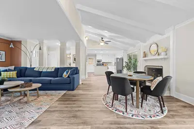 Image de Spacious Family Retreat - Game Room - Sunroom - 10 minutes to Nc Zoo