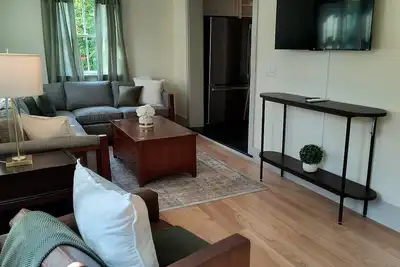 Brand-New 3-bedroom apartment with WiFi, Ac in downtown Stockbridge