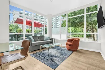 Image de Location! Modern Urban Oasis with Premium King Size Beds and a Home Office