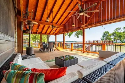 Image de Lakefront Getaway: 360 Water View & Party Deck