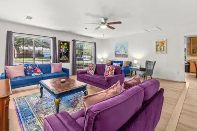 Image de Expansive Living Area | Sleeps 12 | Near Acu