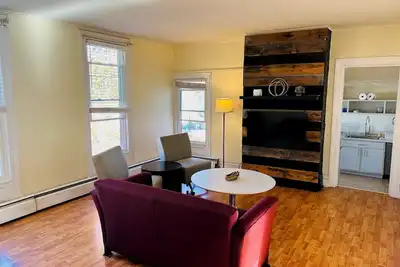 Image de Charming, Sunny and Spacious 2-bedroom Flat in Heart of Capitol Region