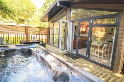 Image de Woodland View 7 - Oak Cabin, pet friendly, with pool in Chudleigh