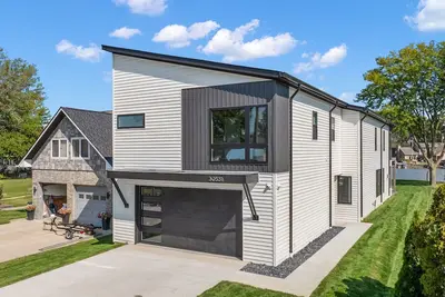 Image de Manse Island: Luxury & Leisure Await – Stay Cozy in Hot Tub on the Clinton River