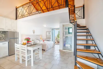 Image de Studio 'Premier Family 5' avec piscine partagée, Wi-Fi et climatisation