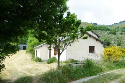 Image de Petite maison 'Gite Saint Guiral' avec vue sur les montagnes, terrasse privée et jardin privé