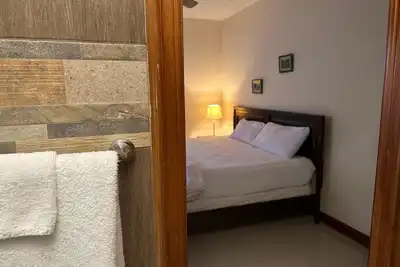 Spacious 3-bedroom apartment in Kingston with WiFi, Ac & Pool