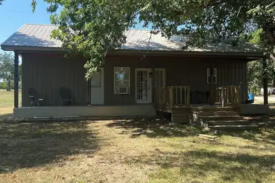Image de Quaint, handicap accessible house in serene Lehigh, classified as a ghost town.