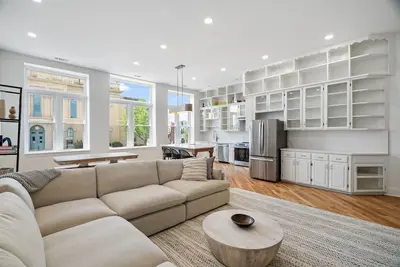 Image de Springfield Town Square Condo!