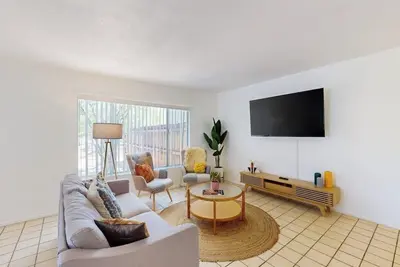 Image de A Unique Townhome embracing the Mid Century Modern Lifestyle