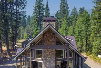 Image de Knotty Pines in Donnelly | Luxe Cabin Bordering Tamarack | Room for Toys | Hot Tub