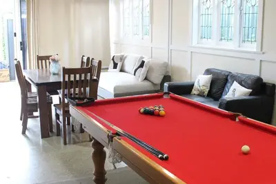 Image de Modern Garden Getaway close to Burwood, 2 Br, WiFi, Parking and Pool!