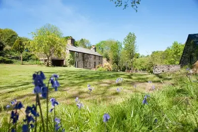 Image de Wonderful secluded cottage with outstanding views over the Welsh Dee Valley.