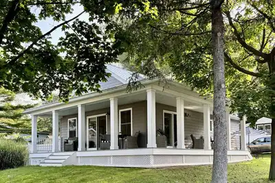 Image de Year-Round Fun at our Like-New Lakeside Retreat!