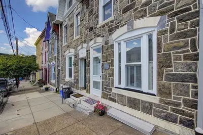 Image de Safe and Quiet, But Near the Fun