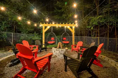 Image de Charming Cabin Downtown Gatlinburg Theatre, Arcade Games, Fire Pit, HotTub