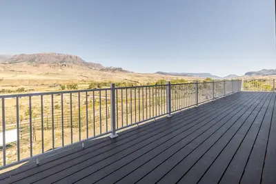 Wapiti Dog-Friendly Cabin• HotTub & PanoramicViews